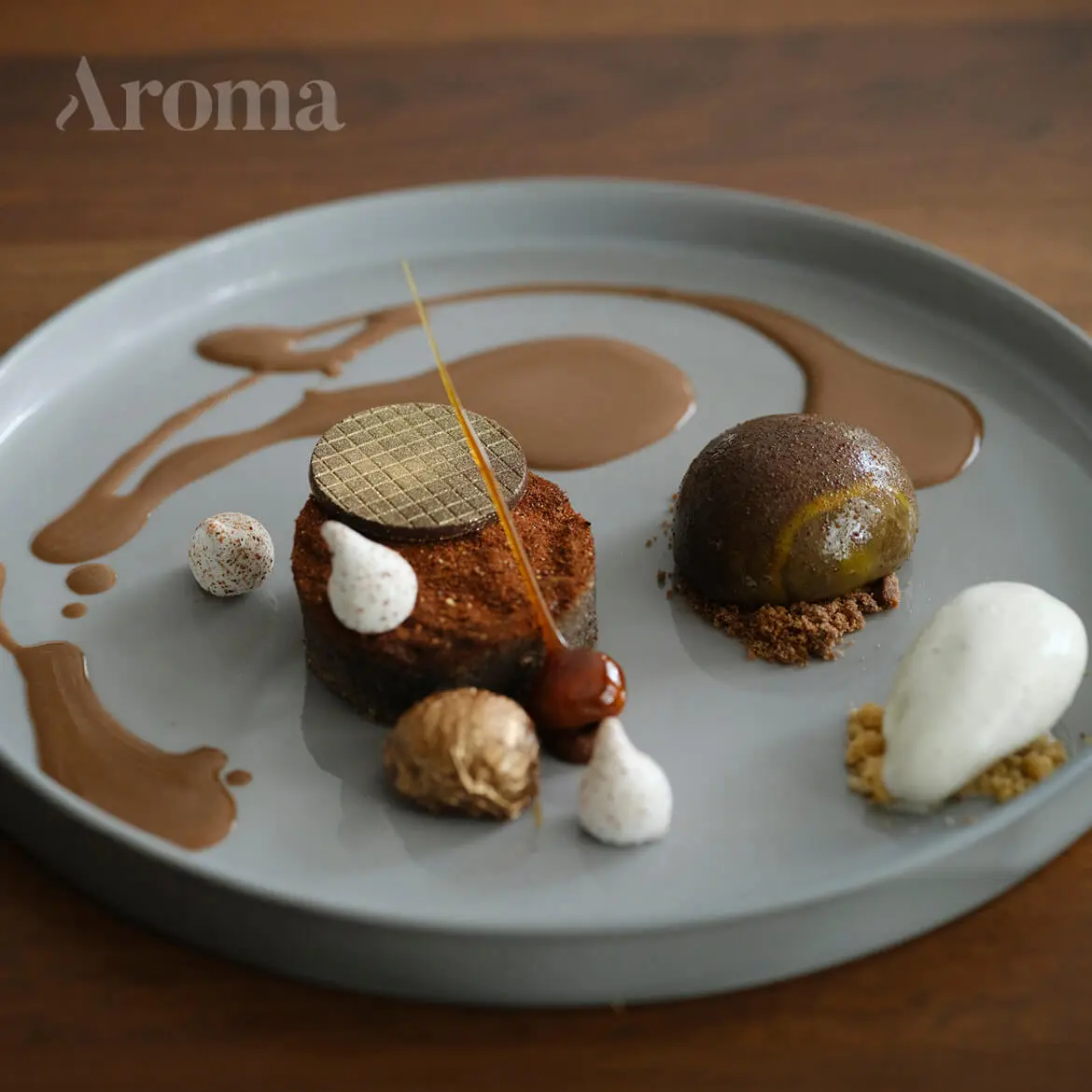 Le caldarroste | terugkerend naar de ervaringen en het leven van pasquale, wilde hij het dessert ‘infuseren’ met rome. Het gaat om de stad waar hij studeerde, waar hij voor het eerst zelfstandig restaurants uitprobeerde en waar hij verschillende jaren woonde. Hij wilde het symbool van het herfst- en winterse rome presenteren: de <i>‘caldarrosta’. </i> typisch romeins streetfood, op elke hoek vind je vuurkorven waar ze kastanjes roosteren die vervolgens in papieren puntzakjes worden verkocht. Pasquale recreëert de kastanje op het bord door een mousse te maken op basis van robiola-kaas uit piemonte en lombardije. Daaraan worden geroosterde kastanjes toegevoegd, maar ook hazelnoot en armagnac spelen een rol.