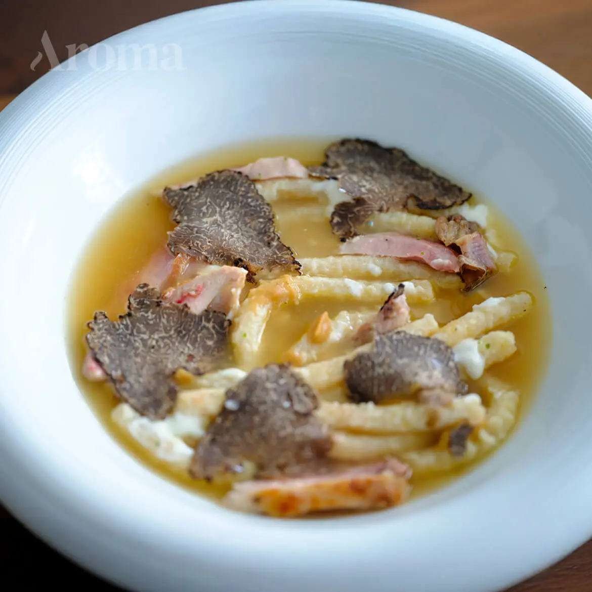 Passatelli con tartufo | passatelli is een ander typisch gerecht uit de familietraditie van pasquale. In dit geval niet uit zijn geboortestreek, maar meer gerelateerd aan zijn relatie met elisa en haar familie die onder andere uit de regio emilia-romagna komt. Een licht gerecht dat vaak met kerstmis bij elisa thuis en bij haar grootmoeder werd gegeten. Omdat de familie een vakantiehuis in de romagnoolse apennijnen heeft, at pasquale het daar regelmatig in de omgeving van cesena en ravenna. Een gerecht waar hij meteen door gefascineerd raakte en dat hij hier naar de veluwe bracht daarbij gebruikmakend van barnevelder kip, lokale kwartel en eend. Als extra nobele ingrediënten geeft pasquale deze passatelli de zilte en tegelijk umami-achtige smaak van maar liefst negentig maanden gerijpte parmigiano reggiano en het unieke aroma van de italiaanse seizoenstruffel.