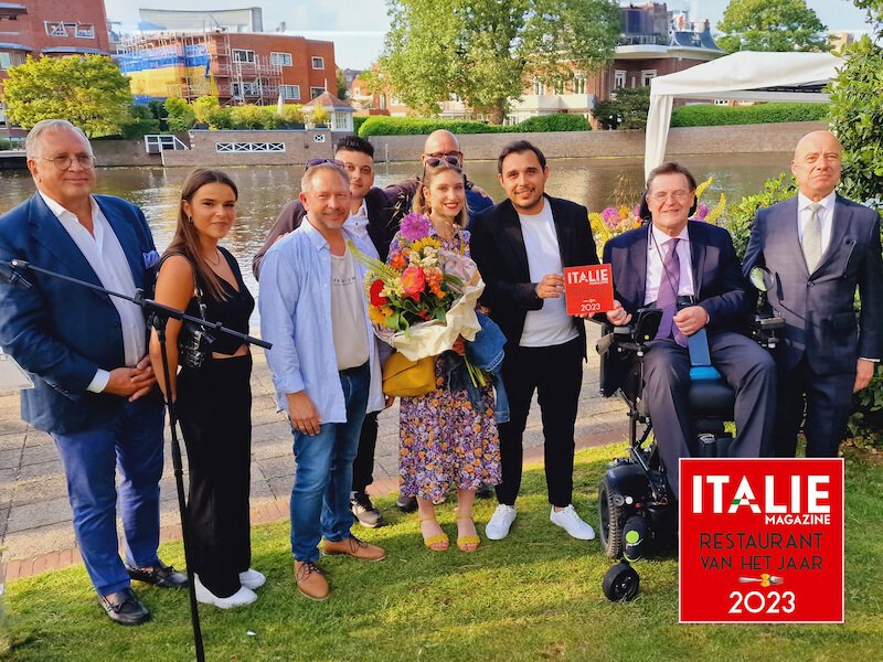 In het midden, omgeven door hun team, het winnende koppel chef pasquale carfora en wederhelft elisa leune met naast zich de italiaanse ambassadeur giorgio novello, geheel links juryvoorzitter roberto payer, geheel rechts hoofdredacteur van italië magazine paul van eijndhoven.
